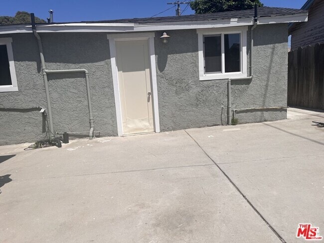 Building Photo - 1522 W 65th Pl Rental