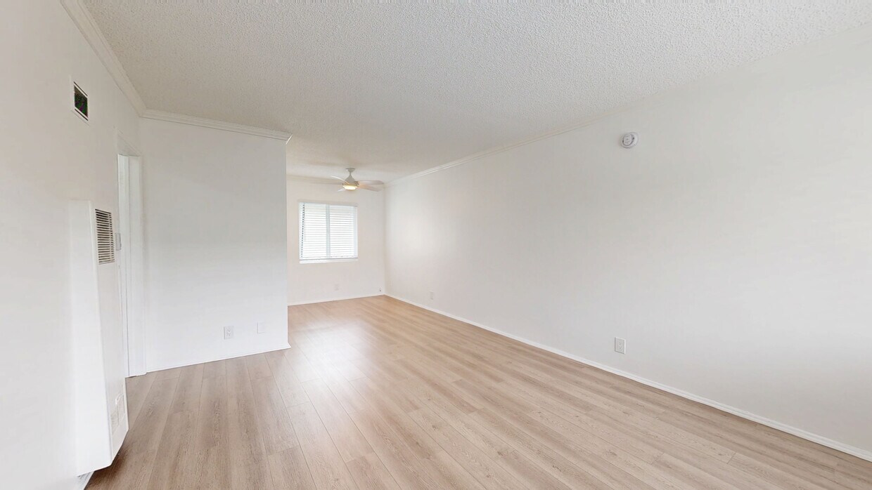 3D Tour - 636 E. 97th St.