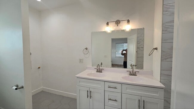 Photo - 1100 W 45th St Unit KANSAS(4509)
