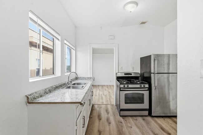 Photo - 707 W 48th St Unit 707 1/2