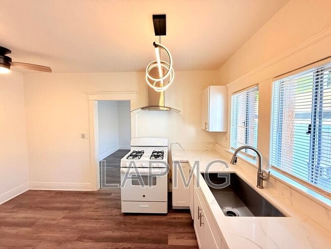 Photo - 1910.5 Daly St