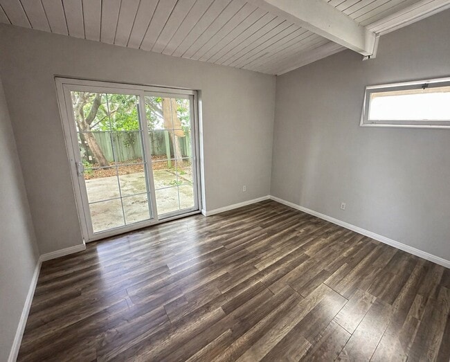 Building Photo - 892 Vassar St