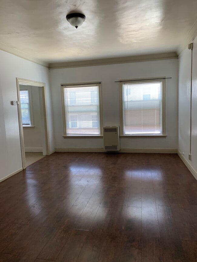 Building Photo - 3701 W 1st St Unit 307