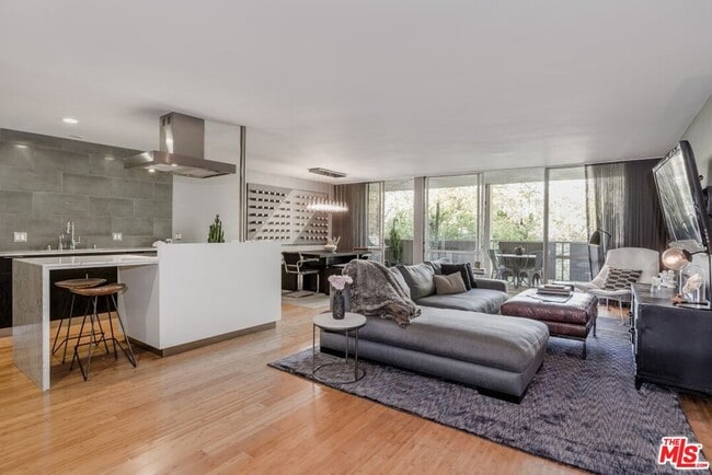 Building Photo - 850 Kings Rd Unit 306