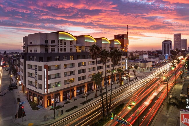Building Photo - Wilshire La Brea Rental