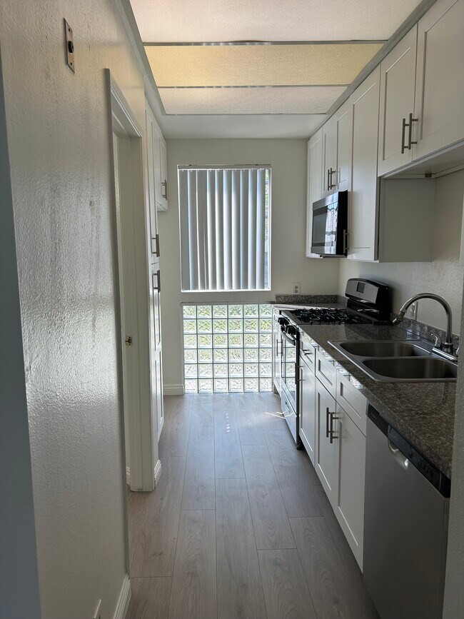 Photo - 450 N Van Ness Ave