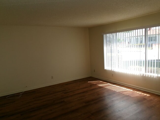 Photo - Clean and Ready - 3 bedrooms, 1 3/4 Bathrooms with back yard area. Unit 00015713
