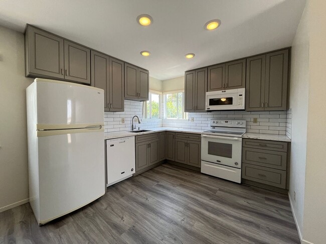 MOVE IN READY studio w/appliances + utilit... - MOVE IN READY studio w/appliances + utilit... House