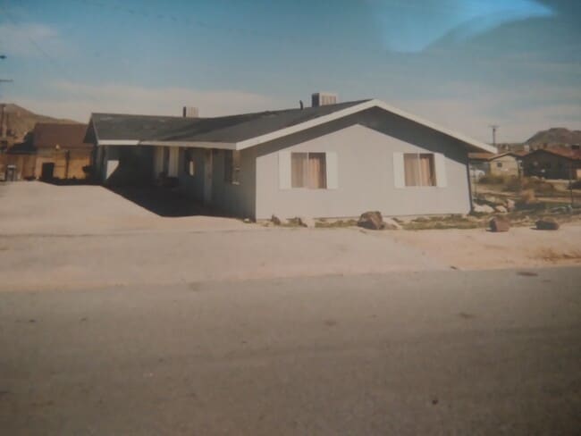 Building Photo - 58718 29 Palms Hwy Unit apartments