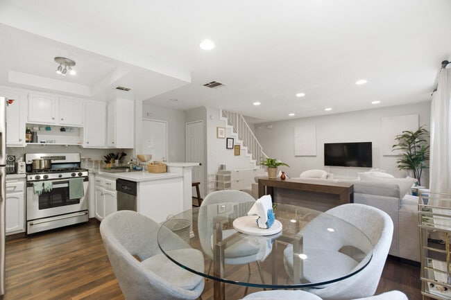 Building Photo - 839 S Holt Ave