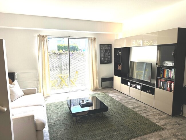 Photo - 941 W Hawthorn St Unit 8