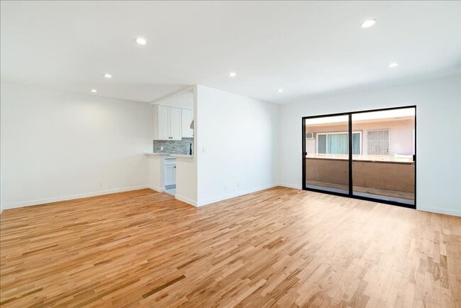 Building Photo - 652 Hayworth Ave Unit 08 Rental