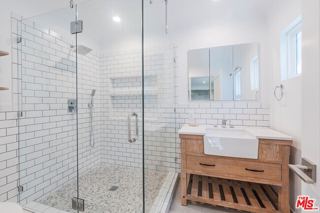 Photo - 1628 W 80th St