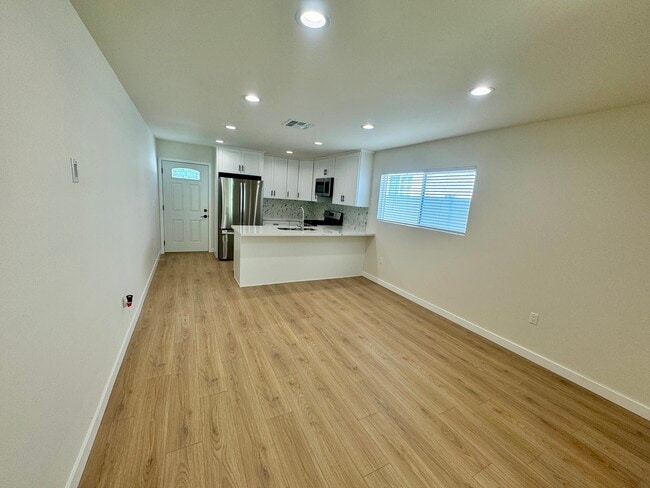 Photo - 15024 Vose St