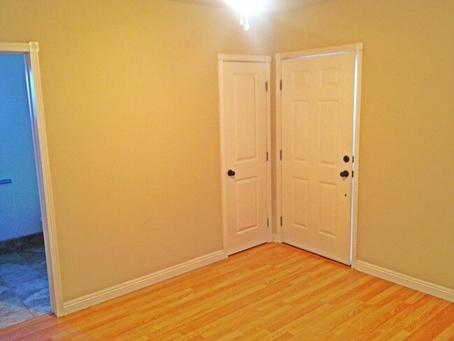 Building Photo - 1911 N Hollywood Way Unit B