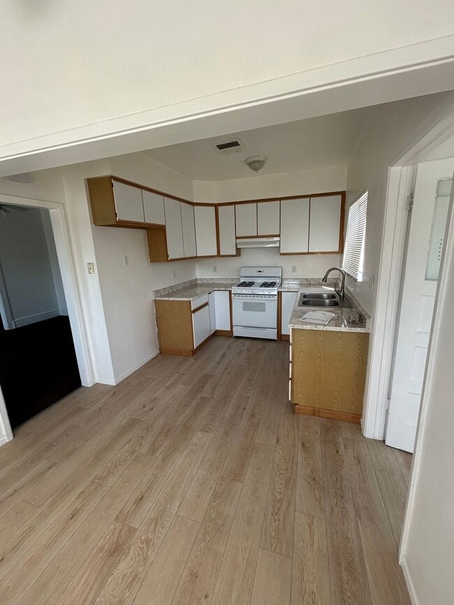 Photo - 410 E B St