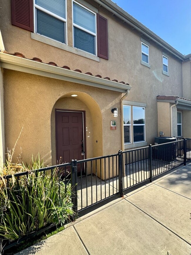 Photo - 3 Bed 2.5 Bath plus extra room Townhouse Style Condo / Attached 2 Car Garage