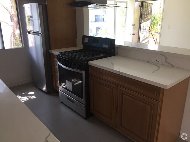 Building Photo - 954 S Barrington Ave Unit A Rental