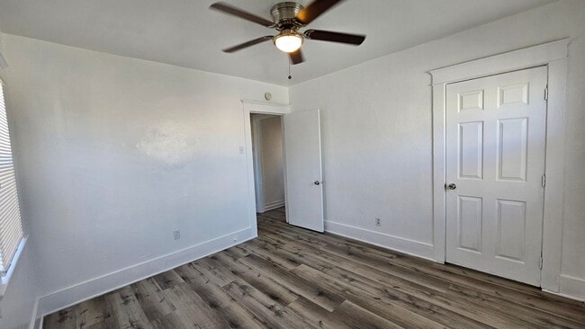 Photo - **519 E 17th St Long Beach** Upstairs 2 be...