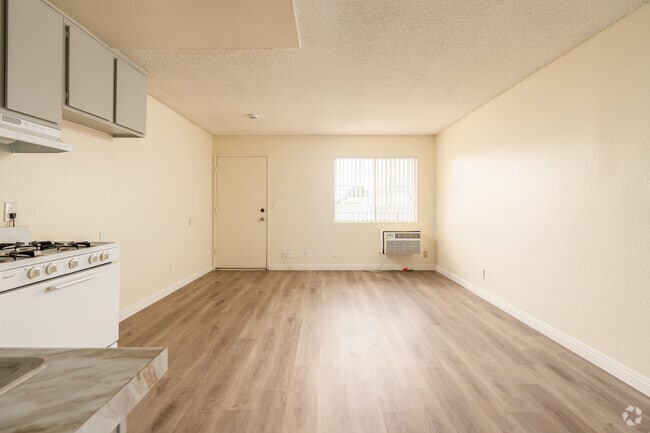 Studio - 330SF - Living Room - 700 S Lake St