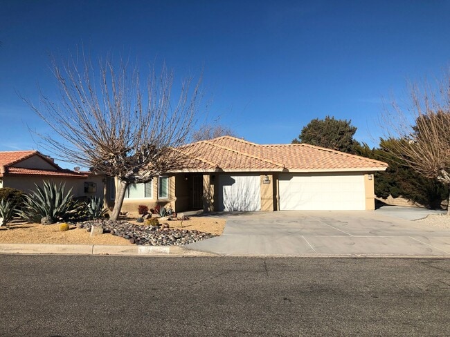 Building Photo - 3 bedroom 2 bathroom Home in Silver Lakes!...