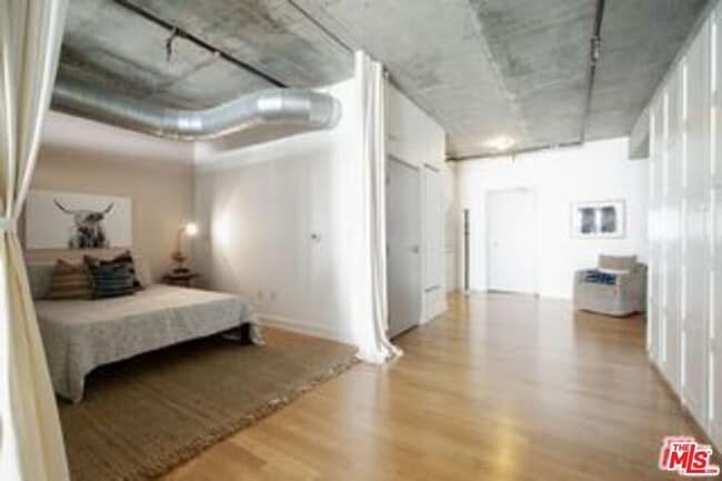 Building Photo - 645 W 9th St Unit 404