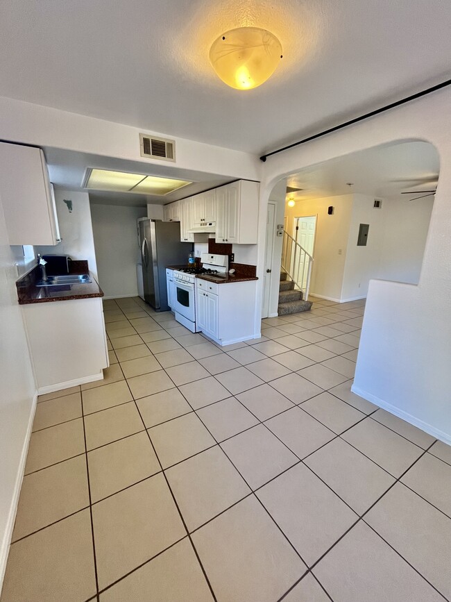 Building Photo - 3199 Royal Oaks Dr Unit B