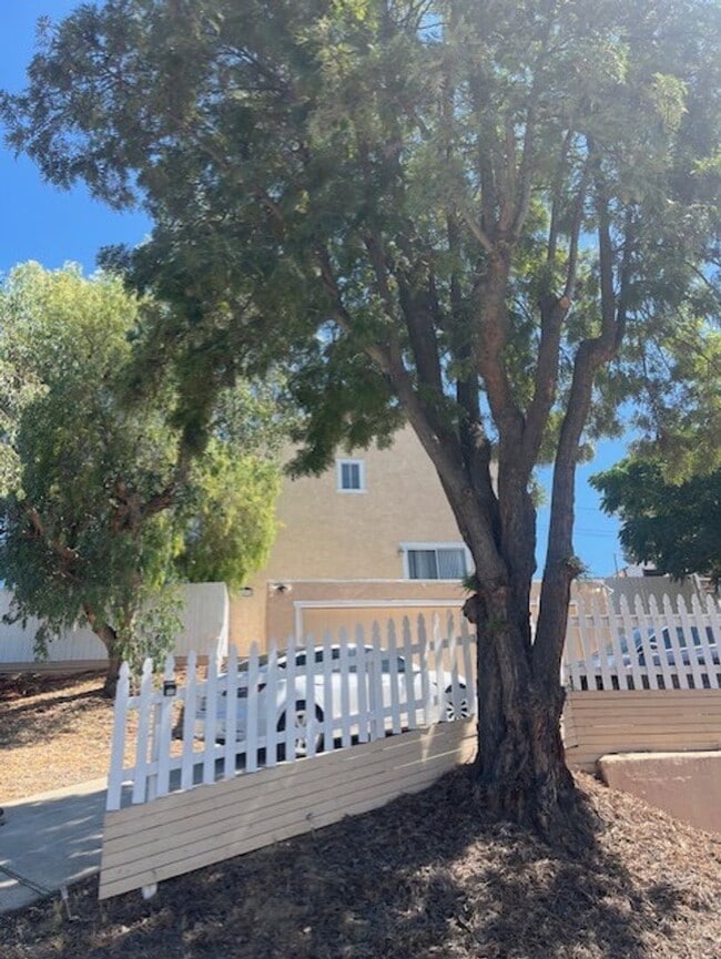 Spacious 4-Bedroom home centrally located ... - Spacious 4-Bedroom home centrally located ...