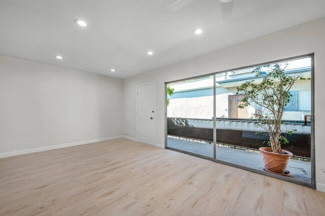 Photo - Stunning 2+2 in a mid-century complex Unit 15