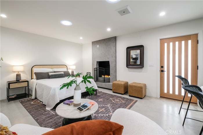 Photo - 18850 Collins St