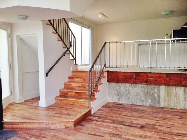 Photo - 843 Robinson St Unit 843