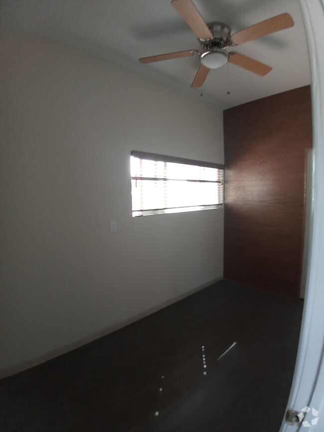 Building Photo - 1921 Knoxville Ave Unit 19211/2 Rental