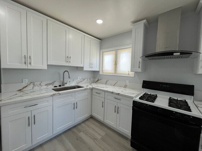 Photo - Remodeled & MOVE IN READY 2+1 duplex in Pa...