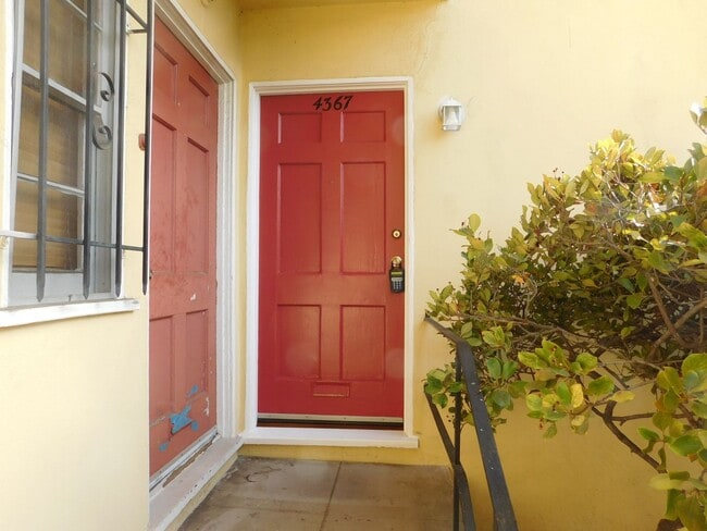 Building Photo - Sunset Drive, 4363-4377 Unit 4367