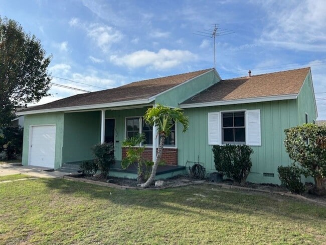 Photo - Home with Great Outdoor Space!