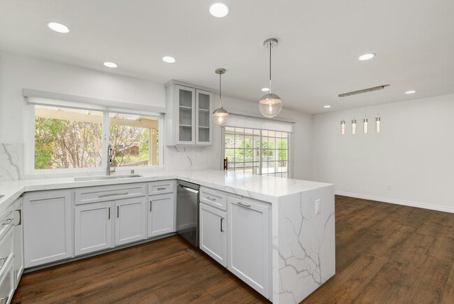 Photo - 1531 Sundale Rd