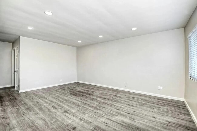 Photo - 204 W Los Angeles Dr