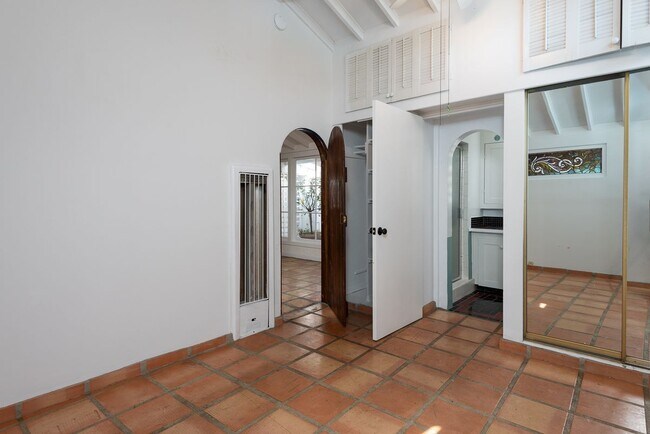 Photo - 14842 Morrison St