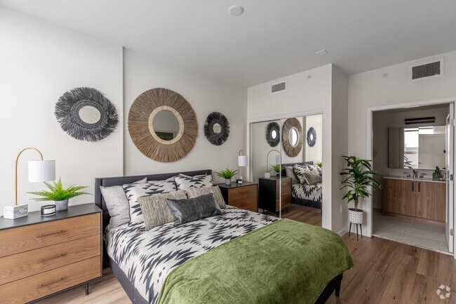 3BR, 2BA - 1,048SF - Pinnacle Broadway