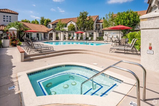 Pool and Spa - Bella Vista Apartments