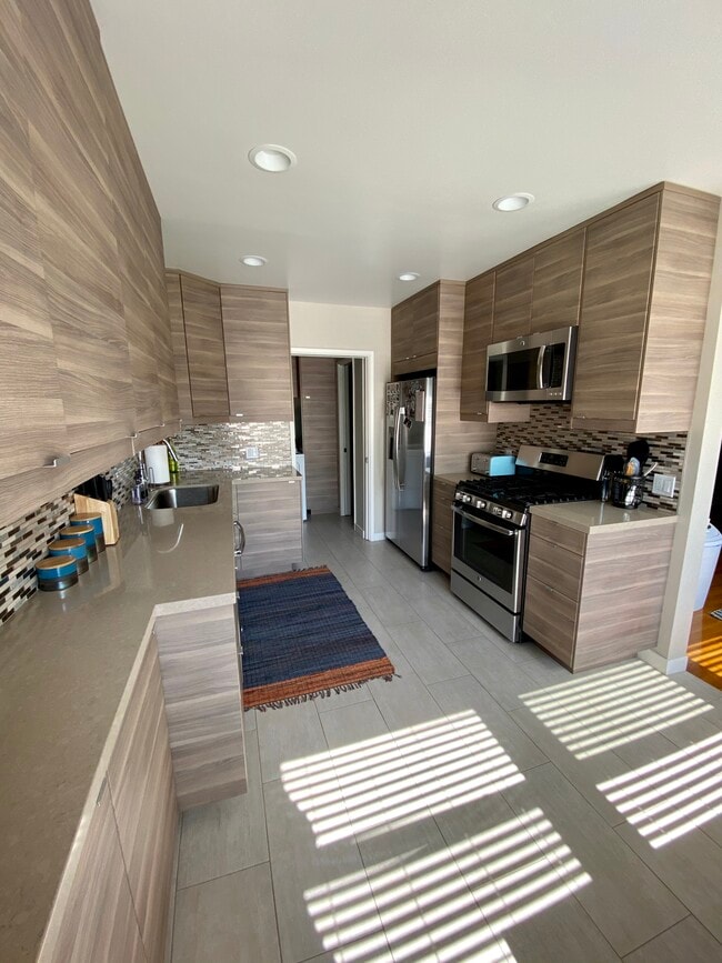 kitchen facing laundry - 272 Termino Ave Unit A