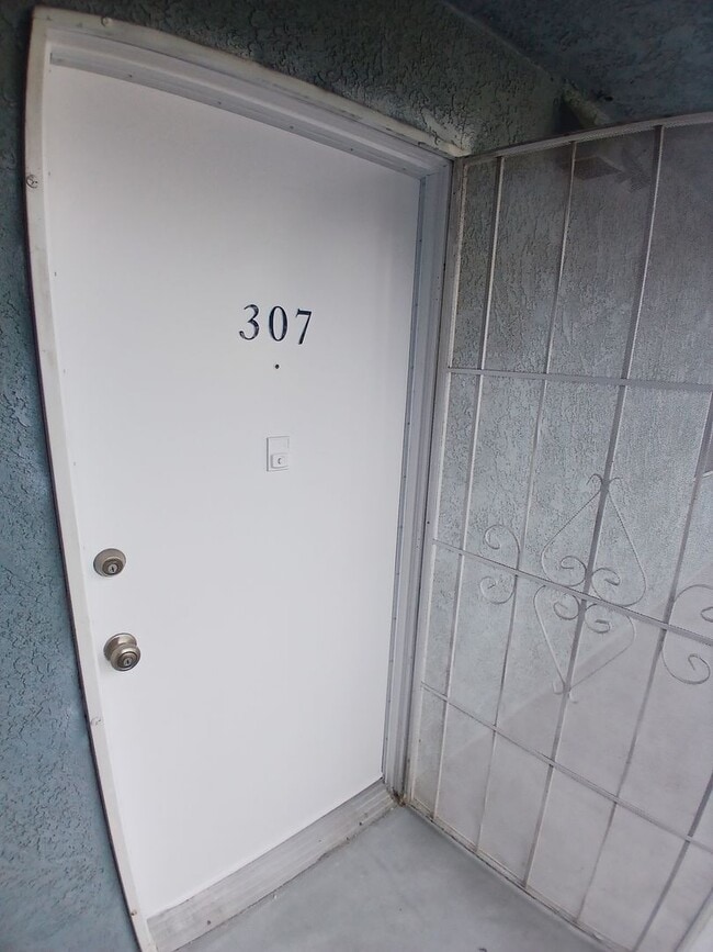 Building Photo - !!!!! Large 2BD Condo with parking in Alamitos !!!! Unit 307