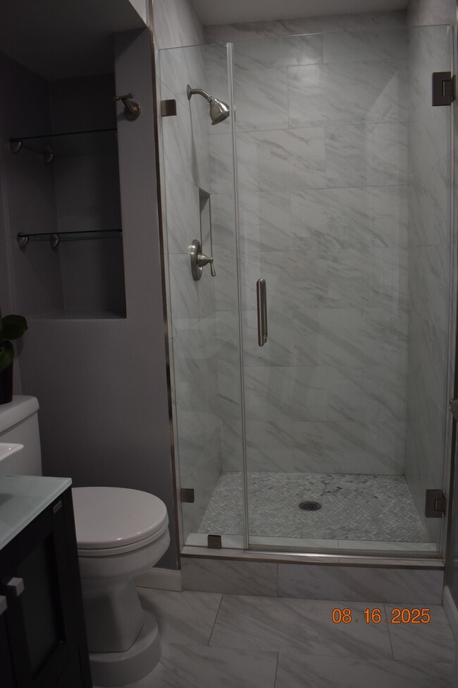 Walk in shower - 716 Flower Ave