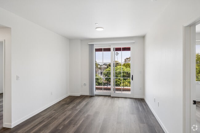 2BR, 2BA - 803SF - Living Room - El Jardin