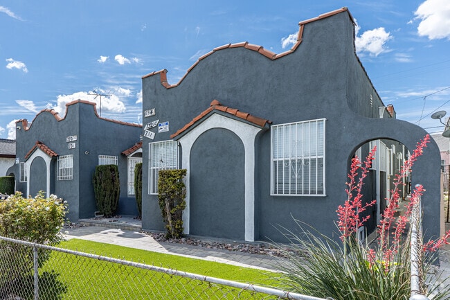 Building Photo - 730 W 73rd St