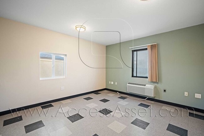 Photo - (*) 572-100-046 Unit 1