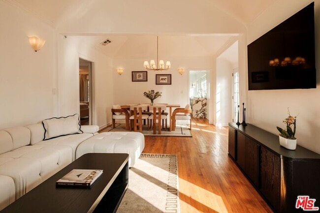 Photo - 866 N Doheny Dr