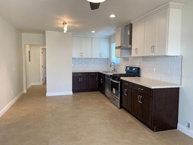 Pretty Kitchen and living Area - 3933 N Shadydale Ave House