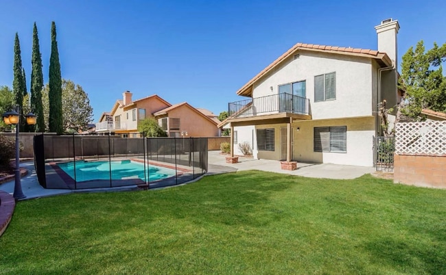 Building Photo - 4540 Grandview Dr