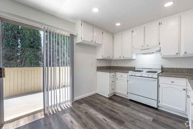 2BR, 2BA - 900SF - Kitchen - Lakewood Gardens